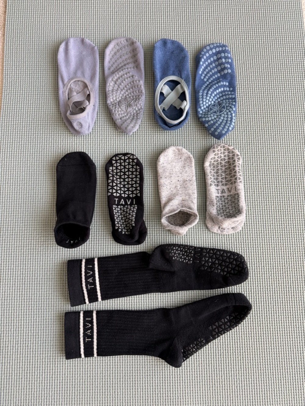 5 Pairs Tavi & GAIAM Grip Socks-Women’s Sz Small